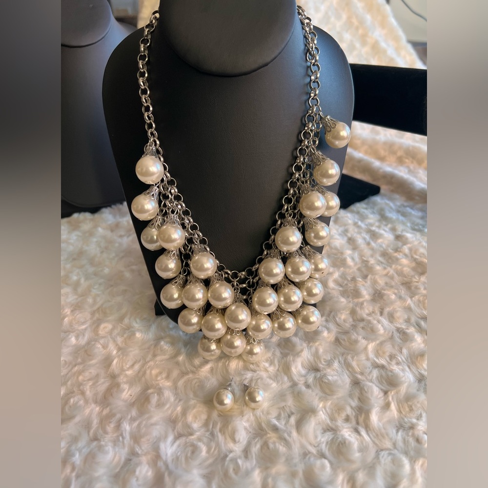 Beautiful Bold Pearls with Earrings